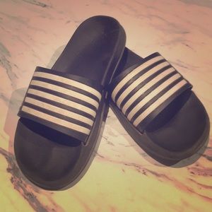 Used akademiks slides